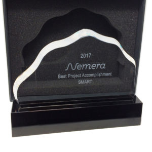 trophée en verre en forme de glacier ou montagne sur socle noir