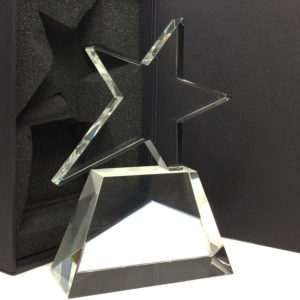 étoile trophée asymétrique en verre gravé
