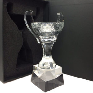 coupe classique en verre sur socle en verre