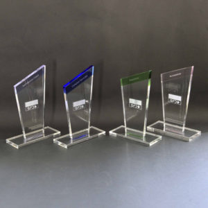 découvrez des trophées uniques en verre coloré et gravure