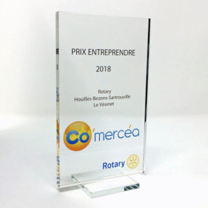 Ce trophée classique en verre optique peut être marquer par laser et de la couleur