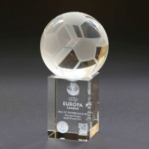 Trophée avec une balle de foot sur socle, plusieurs dimensions sont disponible