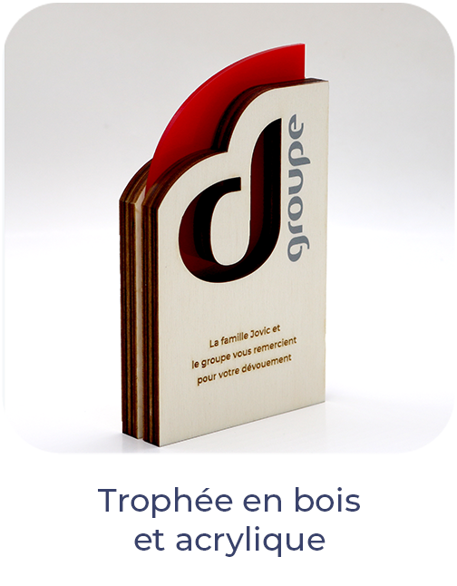 Trophée en bois multicouche découpé au laser avec insert en acrylique rouge, logo évidé et texte gravé
