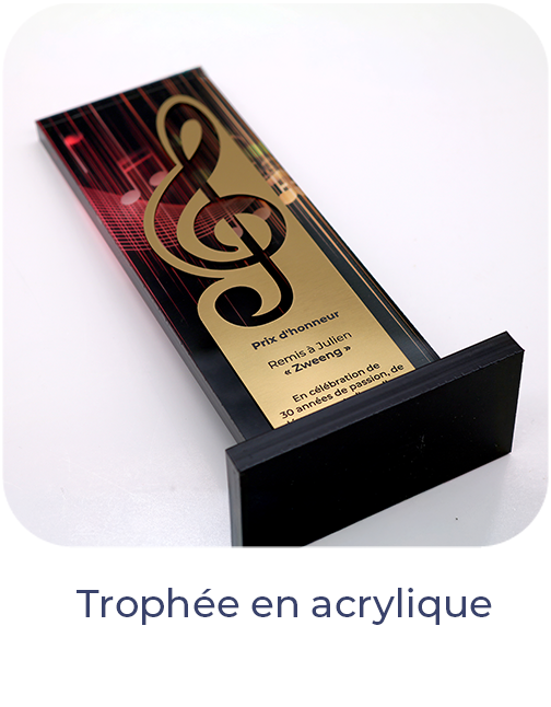 Trophée en acrylique avec clé de sol en plastique métallisé or sur fond musical rouge et noir imprimé en UV, socle en acrylique noir