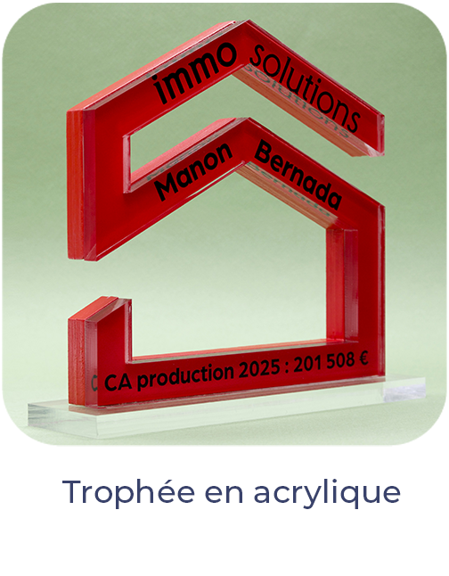 Texte alternatif: Trophée en acrylique transparent et contreplaqué rouge découpé au laser en forme de maison, texte imprimé en UV, sur socle en acrylique transparent