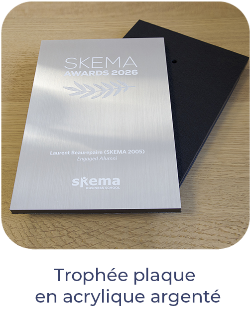 Trophée plaque en plastique métallisé argenté gravé au laser, sur support en contreplaqué noir, disponible en or, argent et bronze