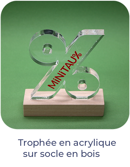 Trophée en acrylique transparent découpé au laser en forme de symbole pourcentage, logo imprimé en UV, sur socle en bois naturel