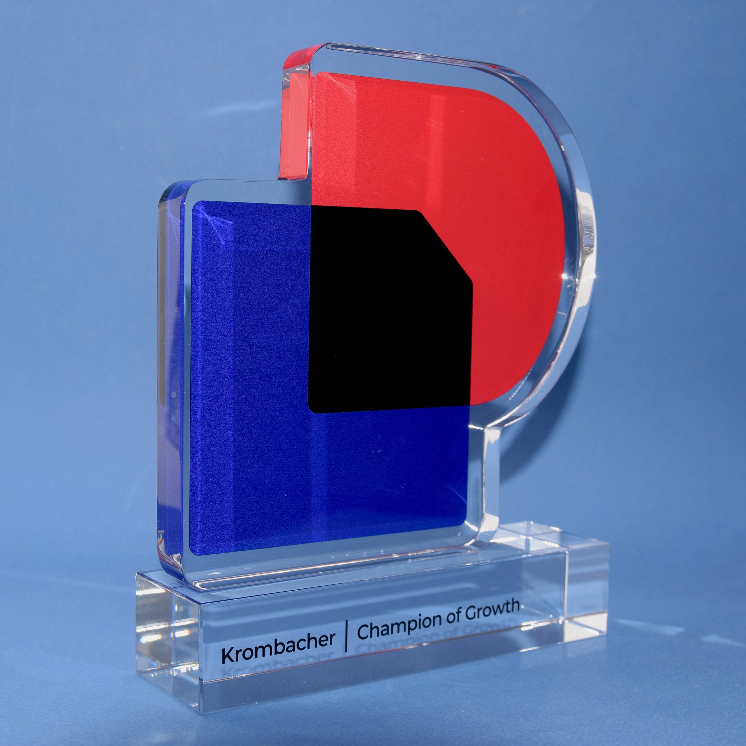 Trophée en verre extra blanc, formes bleue et rouge superposées imprimées en UV, sur socle en verre