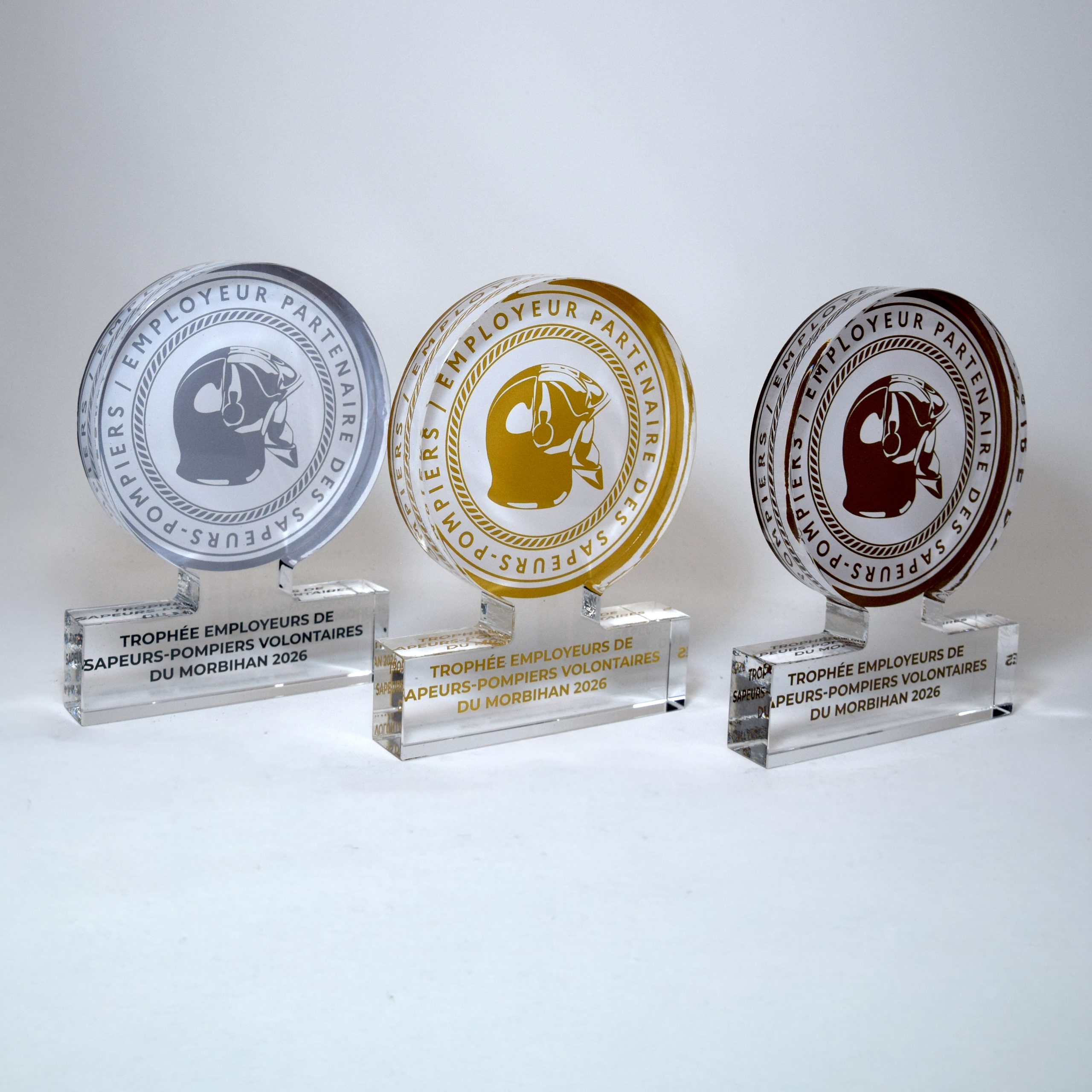 Trophées en acrylique transparent en forme de médaille, imprimés en UV en finitions or, argent et bronze, sur socle en acrylique